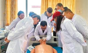 渭南市中心医院援藏干部人才在革吉县开展临床技能培训