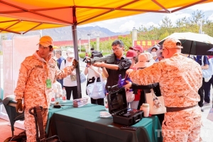 300余人健步拉萨河畔 全民健身融合禁毒国防教育