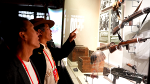 西藏林芝波密县基层干部参观抗战纪念馆 感受民族团结精神