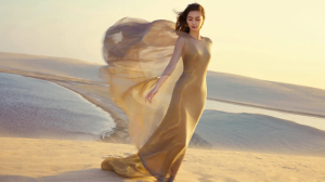 杨颖沙漠大片展现异域风情 夕阳下独舞美如画