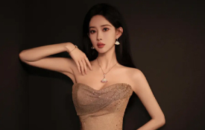 孟子义穿抹胸裙婀娜多姿 嘴衔鎏金蝴蝶优雅高贵