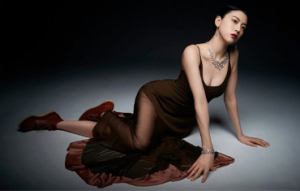 三吉彩花穿吊带裙秀身材 前凸后翘尽显成熟韵味