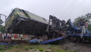 印度两列货运火车相撞，致12节车厢脱轨