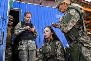 乌克兰女兵拿到新军装 “向北约标准看齐”