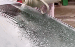 女子提热水淋车玻璃化冰，结果傻眼了！