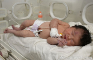 地震获救女婴脐带仍与遇难母亲相连 父母双双遇难