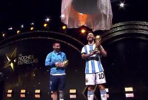 致敬梅西！南美足联为他竖雕像 南美主席授予梅西“足球接力棒”！