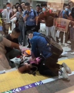 旅客晕倒路过医学生施救，老师对其行为“不意外”