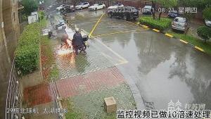 摩托车自燃男子赤脚救险：看到着火想都没想就跑出来了
