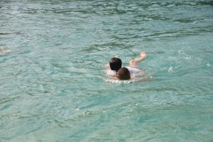惊险！海南2名少年野泳溺水 消防救回被海浪冲走孩子