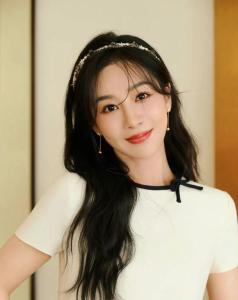 杨紫扫楼宣传新剧《长相思》，白色小香风裙子搭配卷发造型，温柔淑女风好美