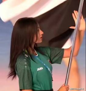 伊拉克女旗手绝美侧颜冲上热搜！颜值出众网友惊呼“美炸了”