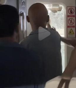 地铁故障男子砸玻璃透气 重庆轻轨运营方道歉：设备故障致列车延误