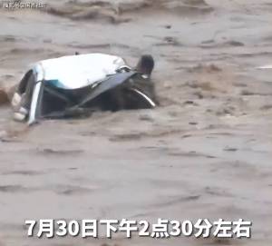 暴雨中河北邯郸上演生死救援，消防队员洪水中悬索施救