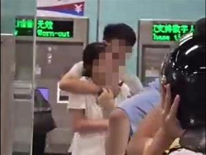 地铁站内男子持刀挟持女子被制服，现场画面披露！