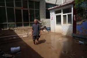 洪水回落的涿州受灾村庄：村民光脚蹚淤泥回家看看 一片狼藉景象凄惨
