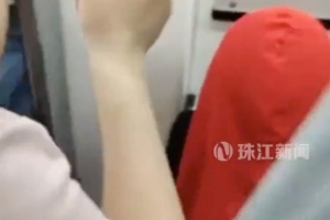 深圳一乘客全身裹红衣乘地铁，网友：感到惊吓