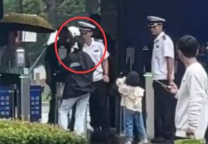 保安被打将女子猛摔在地 校方谈保安和女子起冲突