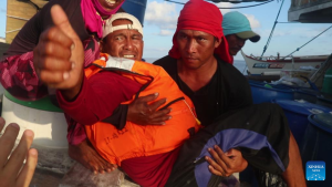中国海军巡航时解救渔民 将两名菲律宾渔民移交菲方