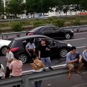 假期效应显现！网友晒高速已经开始堵车 提前回家竟也“失算”