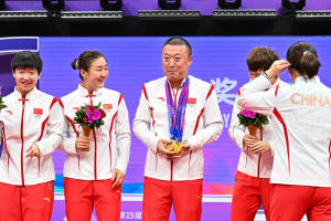 马琳拥抱孙颖莎：亚运会女单冠军得来不易