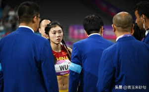 印媒：吴艳妮在赛后试图提出申诉，但中国田径官员阻止并带走了她