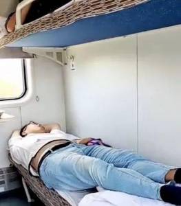 男子遇夫妻带娃让出下铺 最后只好送了瓶水表达感谢
