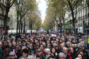 法国爆发反对“反犹”抗议 法国总理和勒庞参加