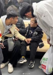 爸爸醉酒把孩子忘在地铁 大学生热心助娃找家人