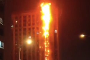 黑龙江佳木斯一高层住宅楼起火，官方回应