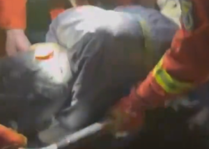 ​两名男子从10余米高处摔落，消防员紧急出动救援