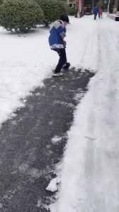 10岁男孩独自铲雪1个多小时 小小少年三观很正
