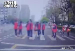 四川宜宾车辆未减速撞飞学生 家长暴打司机