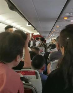 央媒评女子躺座椅致航班延误 旅客任性引众怒