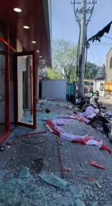 南京熟食店闪爆致3人受伤 沿街商铺遭波及