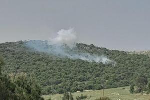 黎巴嫩一村镇遭以军袭击 白磷弹引燃山火