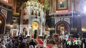 普京参加复活节礼拜活动，与大牧首交换礼物