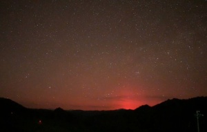 新疆出现罕见极光 天文奇观点亮夜空