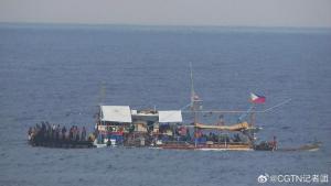 菲律宾多艘船只在我黄岩岛邻近海域非法聚集 中国海警依法现场管制