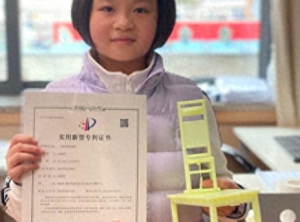 9岁女孩发明防地震桌椅获国家专利 创新守护生命安全