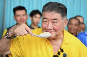 泰国副总理卖力推销10年陈米 力证安全可食，减亏增收