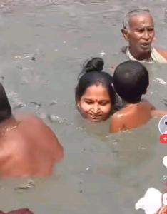 印度高温 恒河洗澡 并非降温良策
