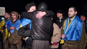 获释的乌克兰战俘两年来首次与母亲通话！
