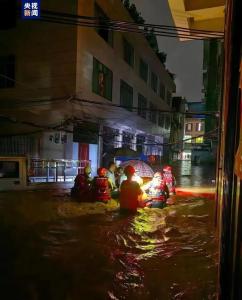 暴雨致广西百色内涝 多处被淹 居民受困 消防急救援