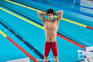中国游泳队奥运大合照！C位引争议 拍照动作引爆网络热议
