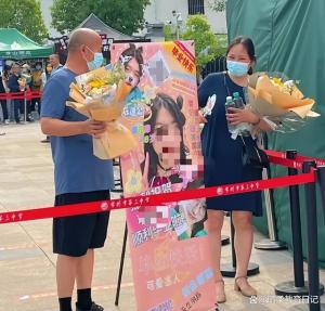  Mother greets her daughter's creativity with a row of photos of Aidou outside the examination room