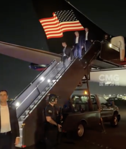 特朗普已乘专机飞抵新泽西州纽瓦克机场 枪击事件后安全抵达