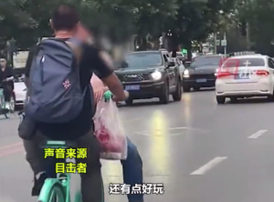 男女面对面马路上共骑一辆单车 目击者：这样骑车很危险