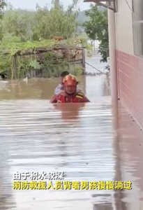 消防员从洪水中背出被困男孩