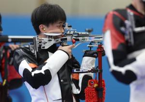 刘宇坤男子50米步枪三姿夺金 中国射手闪耀巴黎奥运